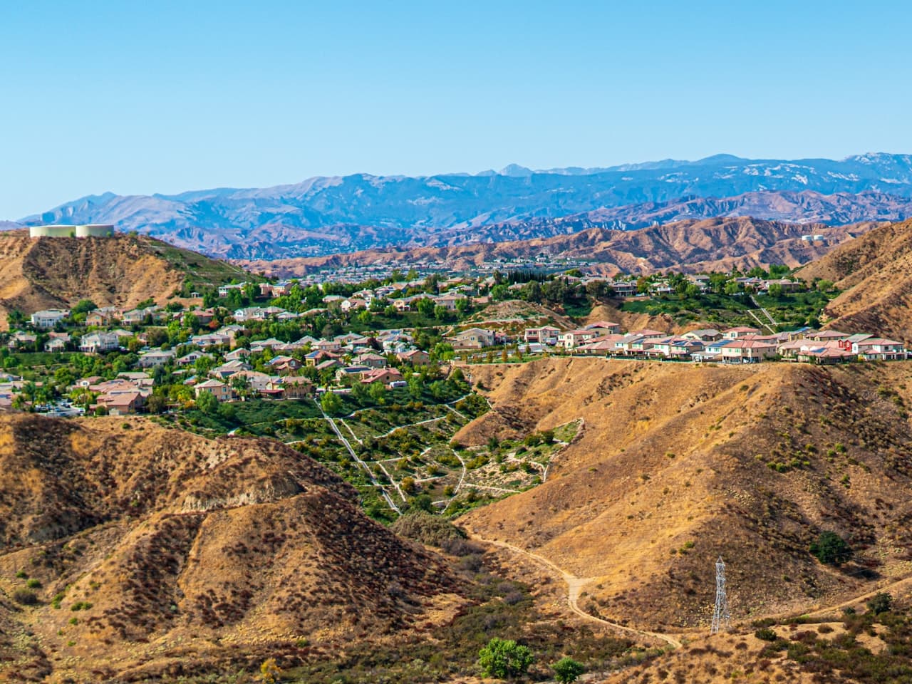 Homes in the Santa Clarita area, Los Angeles: insured, flat-rate handyman services