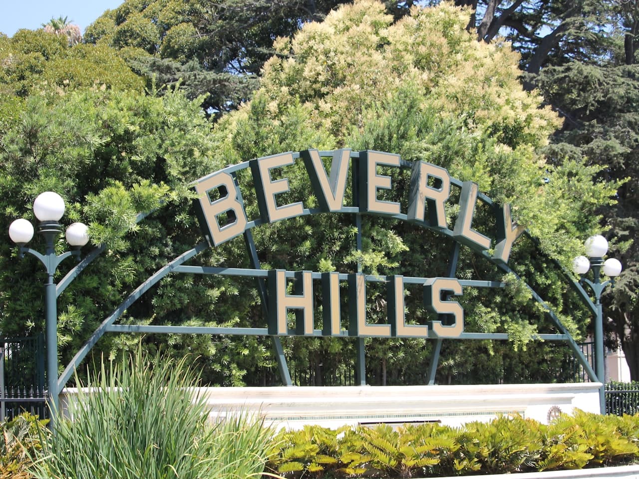 Homes in the Beverly Hills area, Los Angeles: insured, flat-rate handyman services
